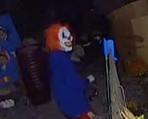 Thief in Pennywise Mask